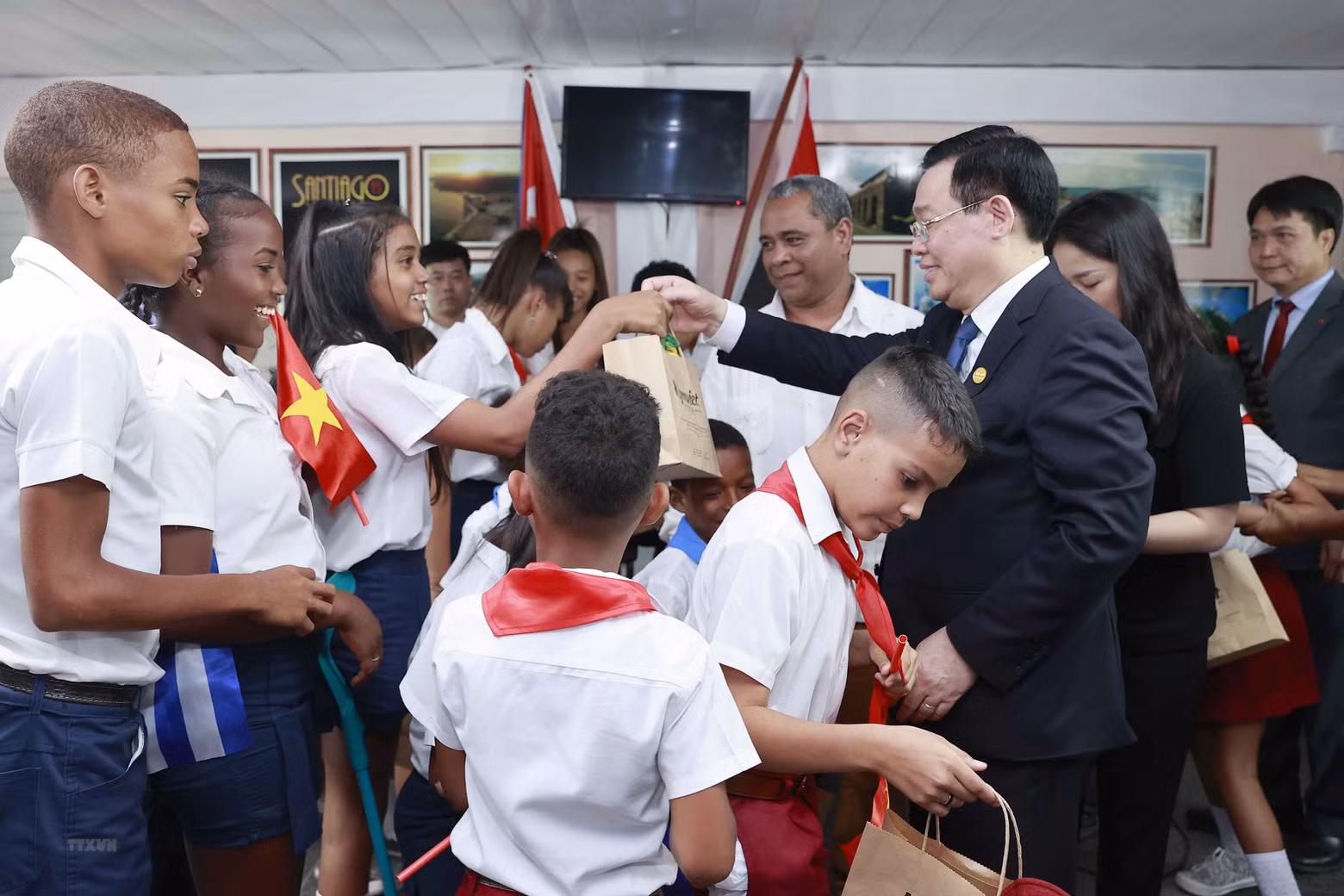 NA Chairman Vuong Dinh Hue presents gifts to students of Cuba-Vietnam Friendship School (Photo: VNA)