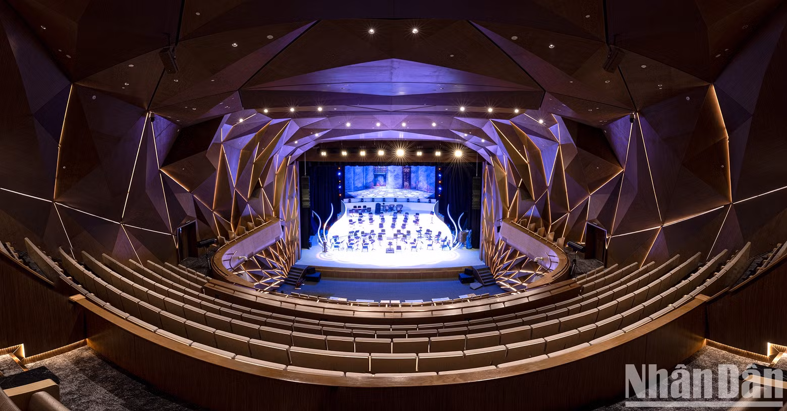 The theatre is designed in a modern style. The large auditorium is decorated with patterns stylised from the image of rice, in the familiar logo of the Vietnam People's Public Security.