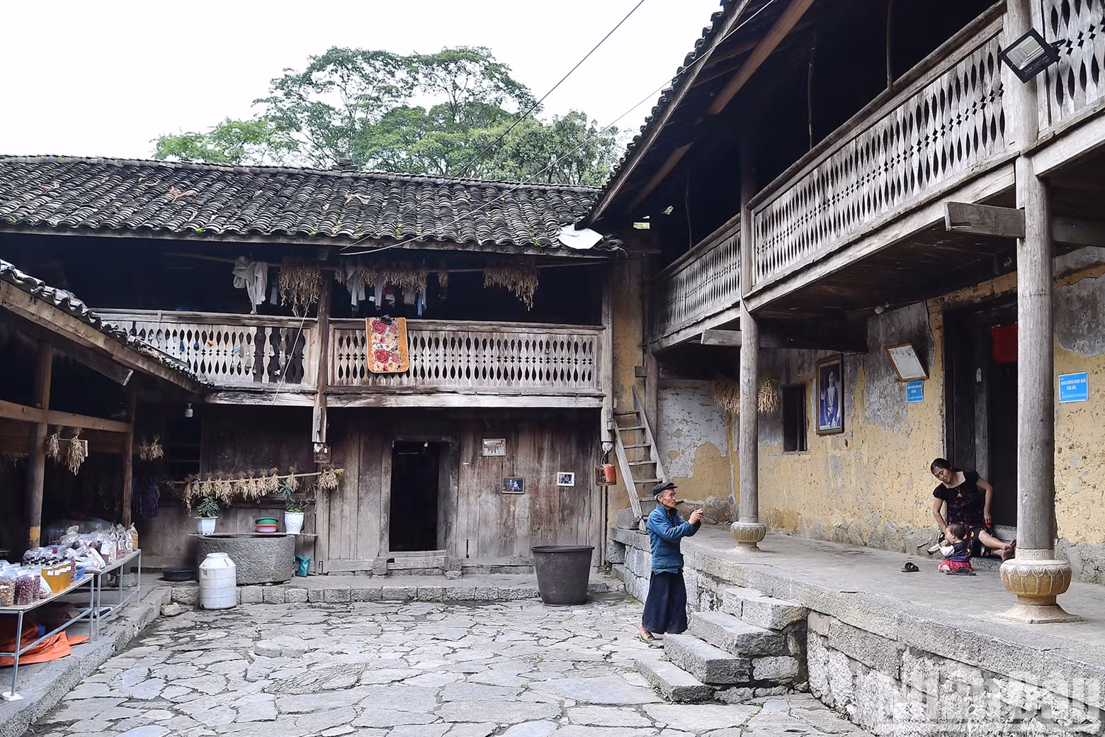 The Lung Cam Cultural Village in the valley of Sung La Commune in Dong Van District has become more famous thanks to “Pao's house” here. The reason for the name of “Pao’s house” because the house was chosen as the setting in the film “Chuyen cua Pao” (The story of Pao), adapted from the literary work titled “Tieng dan moi sau bo rao da” (The sound of lip-lute behind the stone fence) by Do Bich Thuy.