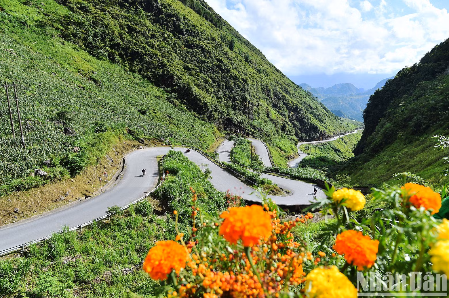 Ha Giang has thousands of mountain passes and steep and dangerous slopes. However, Tham Ma slope located on Highway 4C, which connects from Yen Minh town to Pho Cao Commune, has a very unique charm in order to captivate all visitors.