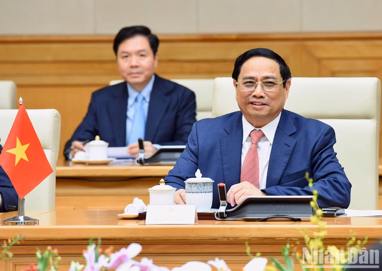 PM Pham Minh Chinh speaks at the talks with his Singaporean counterpart Lee Hsien Loong.