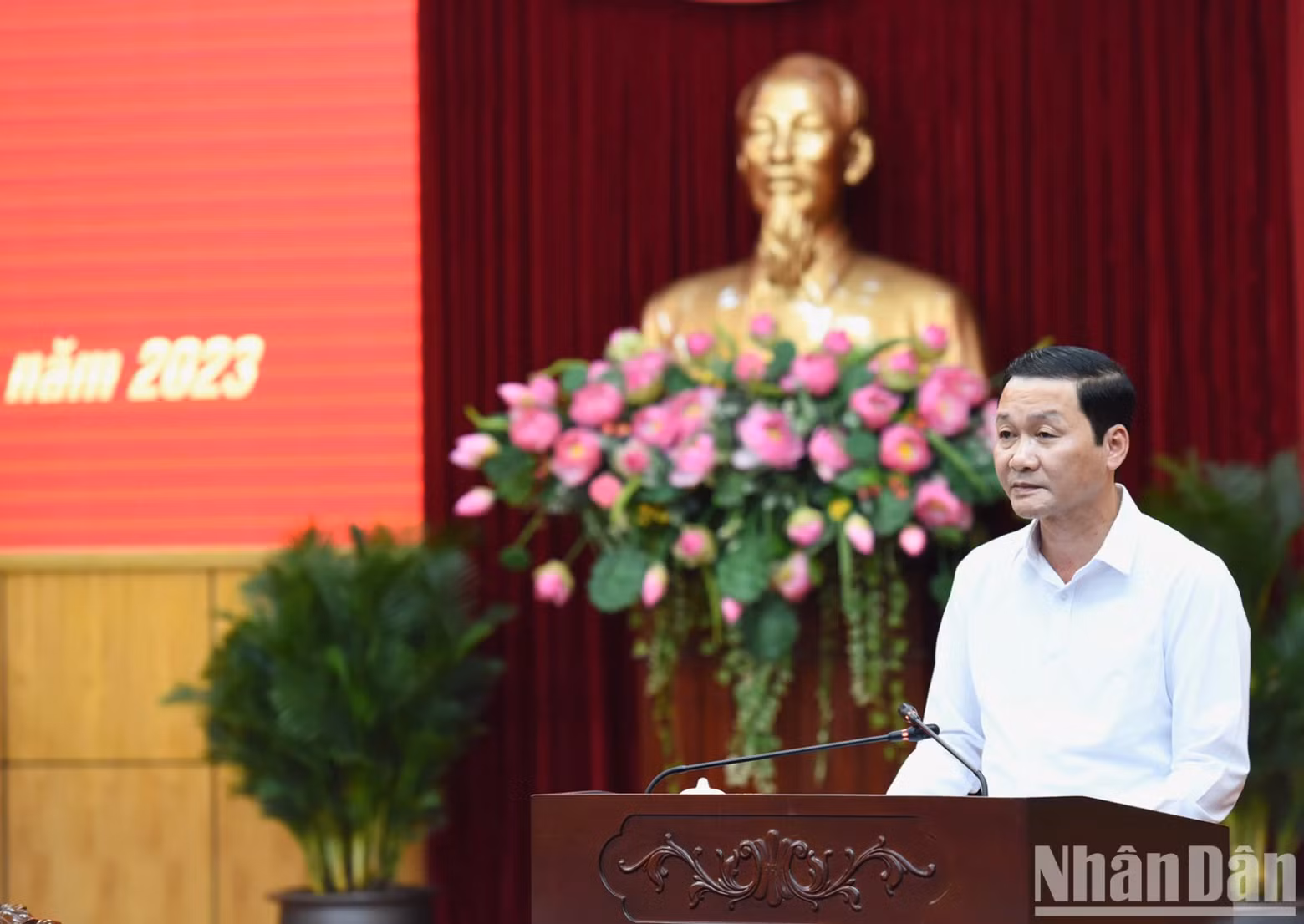 Chairman of Thanh Hoa Provincial People’s Committee Do Minh Tuan delivers a report at the working session. Chairman of Thanh Hoa Provincial People’s Committee Do Minh Tuan delivers a report at the working session.