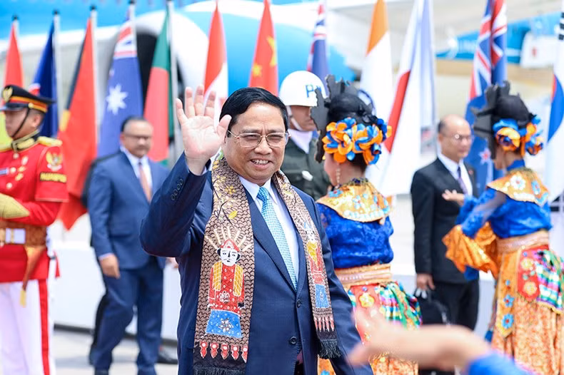 PM Pham Minh Chinh arrives at Soekarno - Hatta International Airport. (Photo: Nhat Bac)