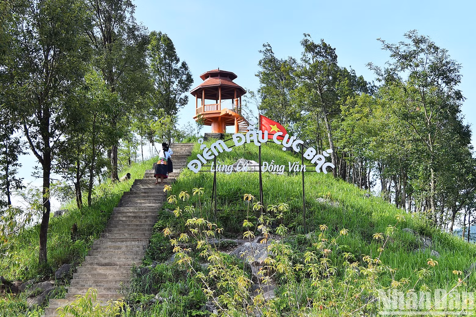 The northernmost of the country’s mainland is located in Lung Cu Commune of Ha Giang. Meanwhile, the westernmost, the southernmost and the easternmost are in A Pa Chai Commune (Dien Bien Province), Dat Mui Commune (Ca Mau Province) and Mui Doi Commune (Khanh Hoa Province), respectively.