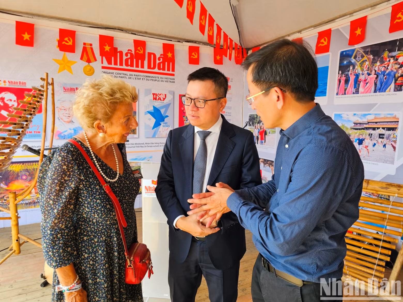 Talking to Editor-in-Chief Le Quoc Minh, Honorary President of the France-Vietnam Friendship Association Hélène Luc says that every year she looks forward to the festival to meet Vietnamese friends.