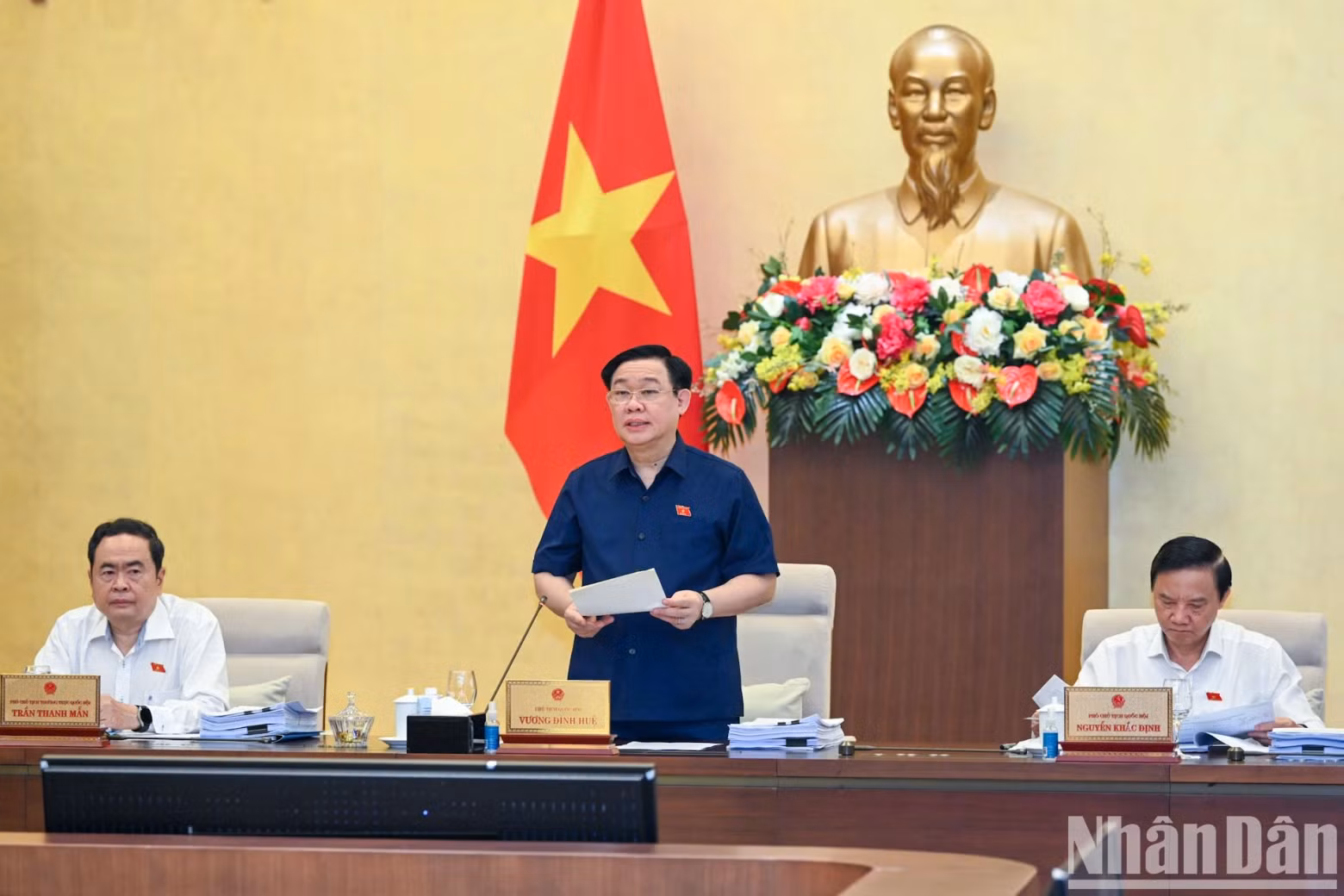 NA Chairman Vuong Dinh Hue delivers an opening speech at the session.