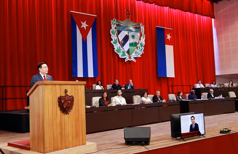NA Chairman Vuong Dinh Hue speaks at the special session of the Cuban NA. (Photo: DOAN TAN).