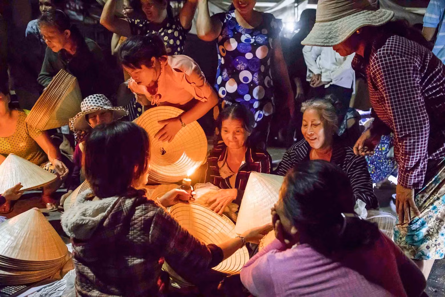 The day of picking up lilies is filled with such laughter and enthusiasm, yet at night when the clock strikes midnight, bicycles and rickshaws continuously flock to the conical hat market in Binh Dinh to open the stalls in time. Even though it's a market, it's not too noisy, and there's no arguing. People talk just enough to hear, the light just enough to see with a cheerful smile, all night. The day of picking up lilies is filled with such laughter and enthusiasm, yet at night when the clock strikes midnight, bicycles and rickshaws continuously flock to the conical hat market in Binh Dinh to open the stalls in time. Even though it's a market, it's not too noisy, and there's no arguing. People talk just enough to hear, the light just enough to see with a cheerful smile, all night.