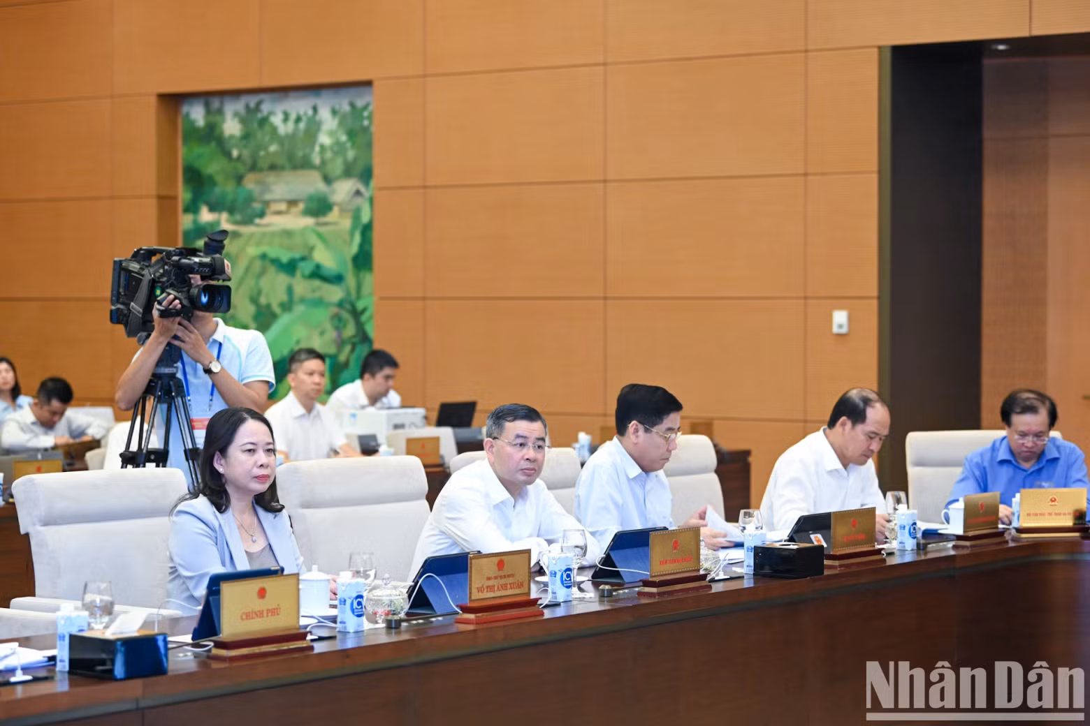 Vice President Vo Thi Anh Xuan, along with leaders of ministries, agencies and other delegates, attend the session.