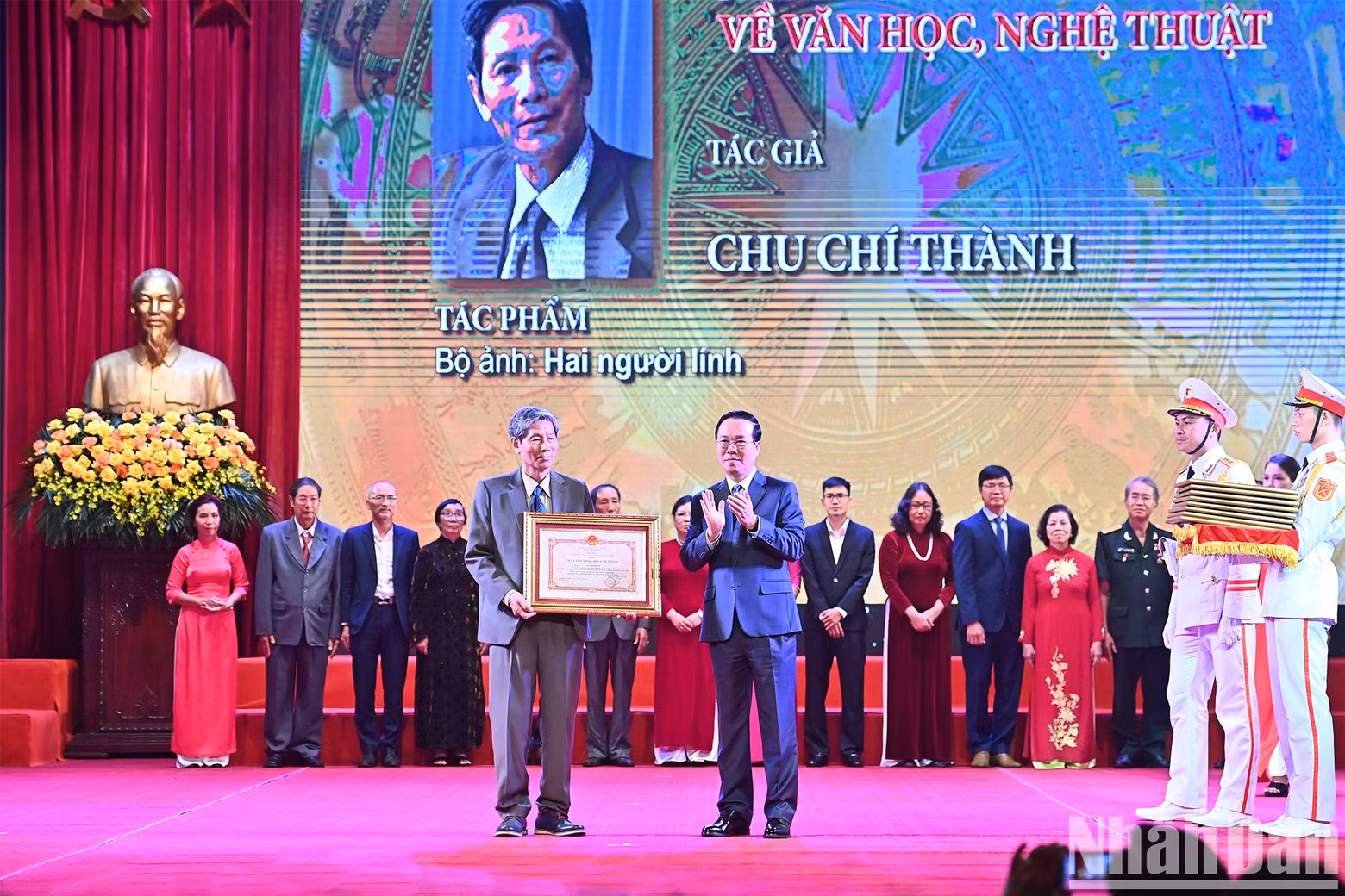 President Vo Van Thuong presents Ho Chi Minh Awards to authors and representatives from the authors’ families.