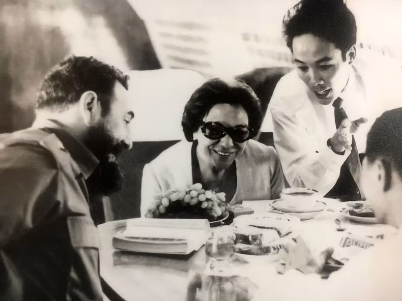 Cuban President Fidel Castro, the first President of the Cuban Committee for Solidarity with South Vietnam (the predecessor of the Cuba-Vietnam Friendship Association) Melba Hermandez, and Nguyen Xuan Phong, an official from the Provisional Revolutionary Government of the Republic of South Vietnam, on a special plane from the Algerian capital of Algiers to Hanoi, in September 1973. (File Photo)