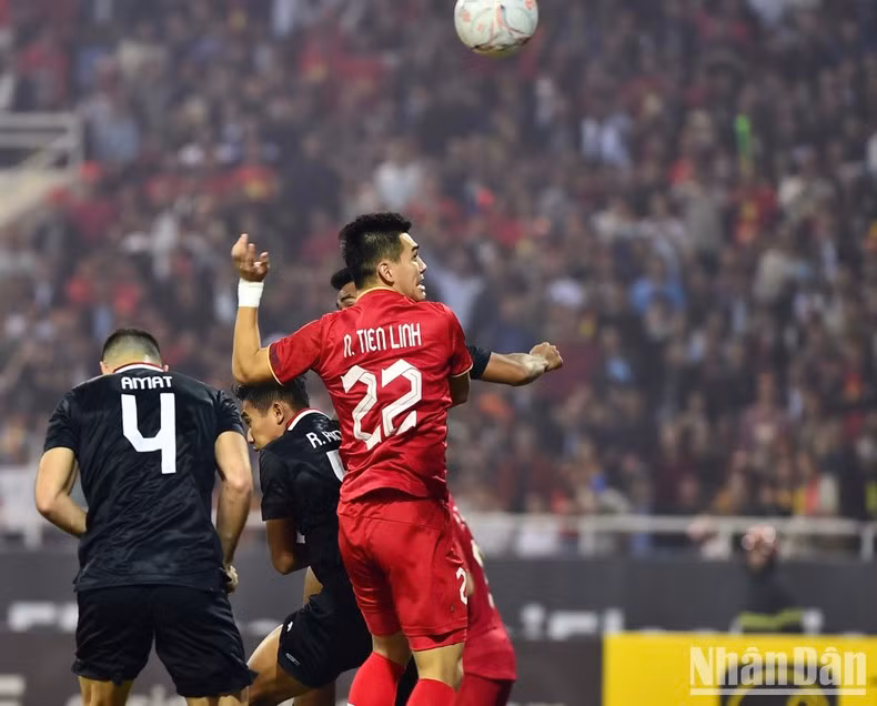 Tien Linh's unstoppage header toward the far corner helps the Vietnamese team secure a 2-0 victory.