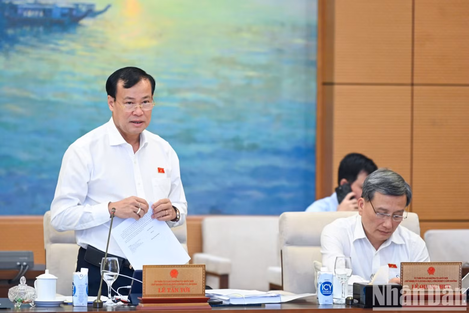 Chairman of the NA's Committee for National Defence and Security Le Tan Toi presents a speech at the event.