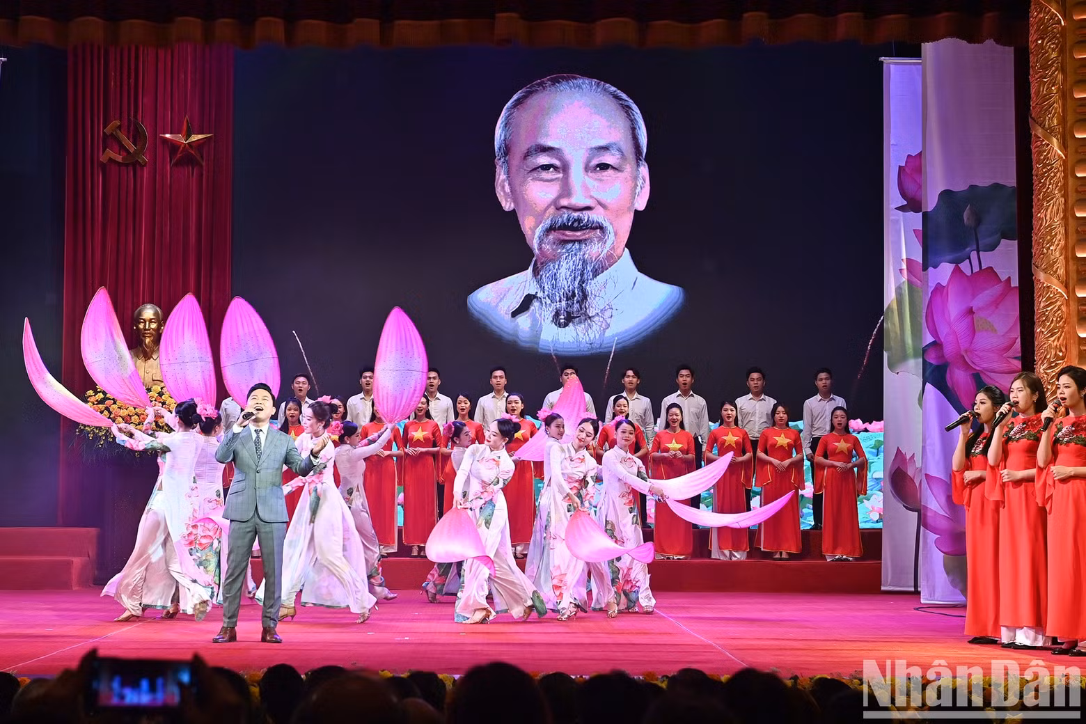 An art performance at the awards ceremony.