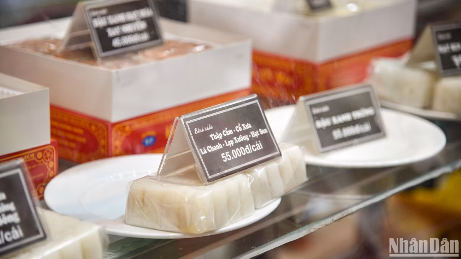 A seller said the price of a mooncake ranges from 50,000 – 80,000 VND. Most customers buy cakes as gifts or to enjoy early with their families. A seller said the price of a mooncake ranges from 50,000 – 80,000 VND. Most customers buy cakes as gifts or to enjoy early with their families.