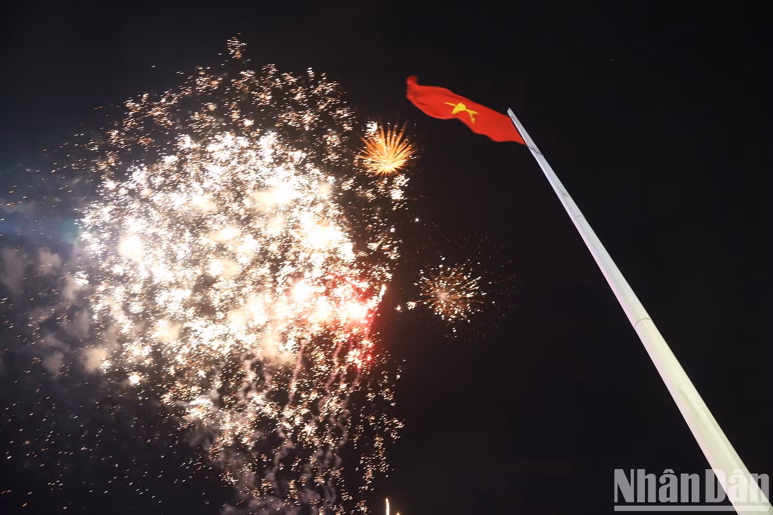 The 15-minute medium-range fireworks show creates a joyful and exhilarating atmosphere on New Year's Eve in Dak Lak. (Photo: Nguyen Cong Ly)