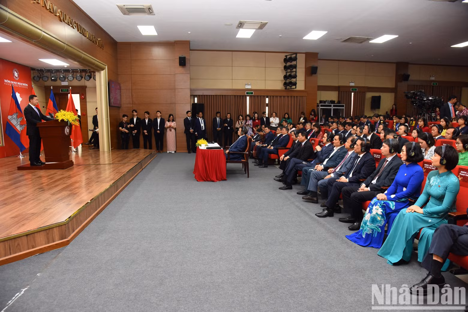 Cambodian Prime Minister Hun Manet spoke at the exchange with students.