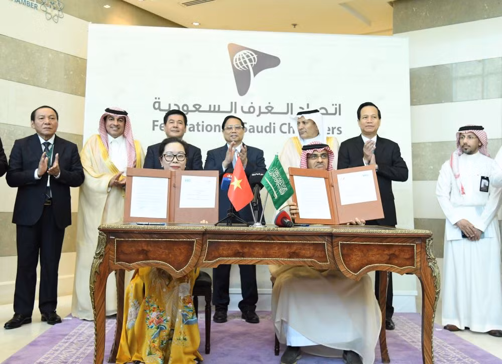 PM Pham Minh Chinh witnesses the signing of a memorandum of understanding between the Vietnam Chamber of Commerce and Industry and the Federation of Saudi Chambers (Photo: NDO) PM Pham Minh Chinh witnesses the signing of a memorandum of understanding between the Vietnam Chamber of Commerce and Industry and the Federation of Saudi Chambers (Photo: NDO)