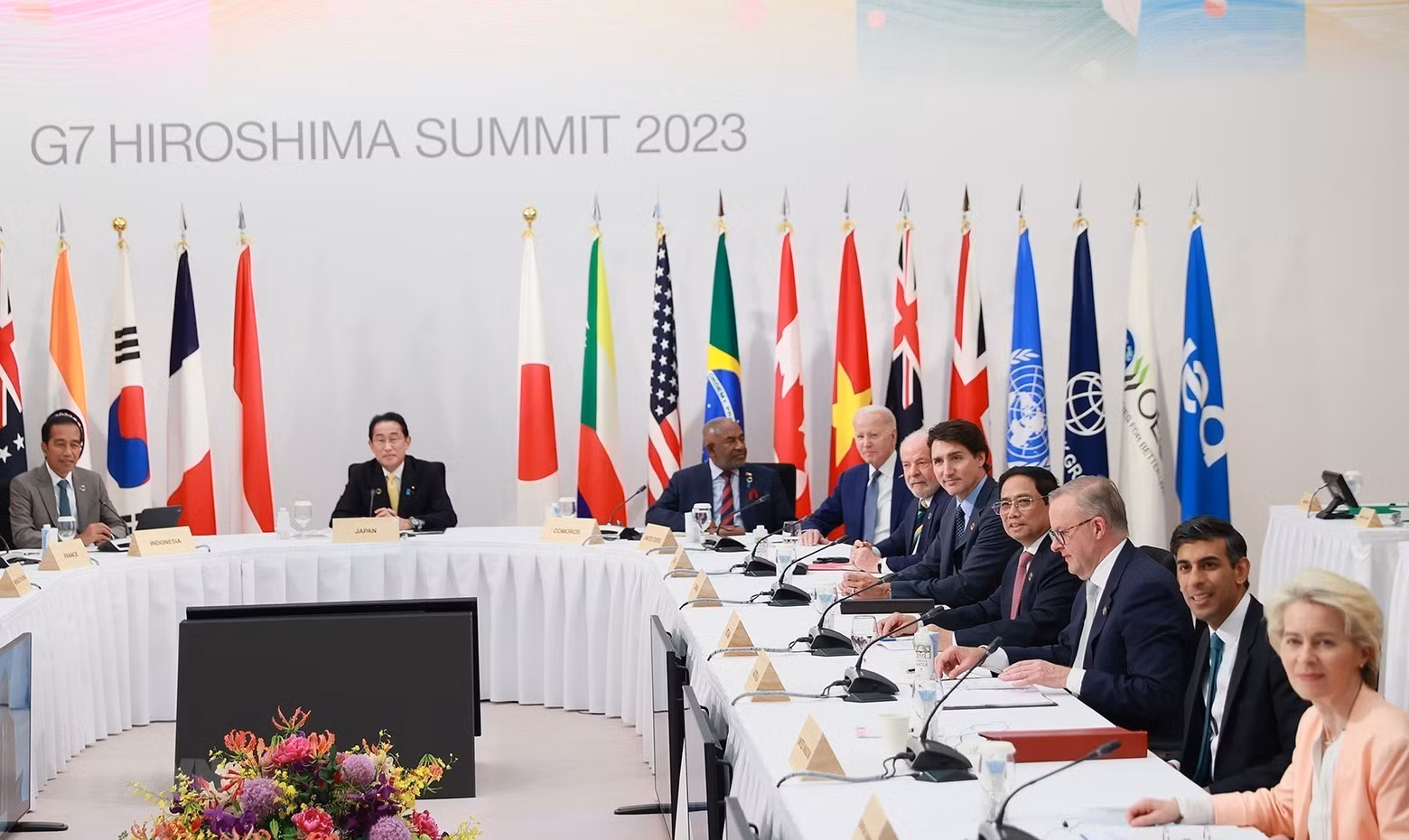 Prime Minister Pham Minh Chinh and heads of the delegations from the member countries of the G7 expanded, at the discussion on cooperation in solving multiple crises. (Photo: VNA)