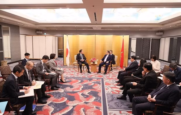 The meeting between PM Pham Minh Chinh and Kanagawa Governor Kuroiwa Yuji in Tokyo on December 17. (Photo: VNA)