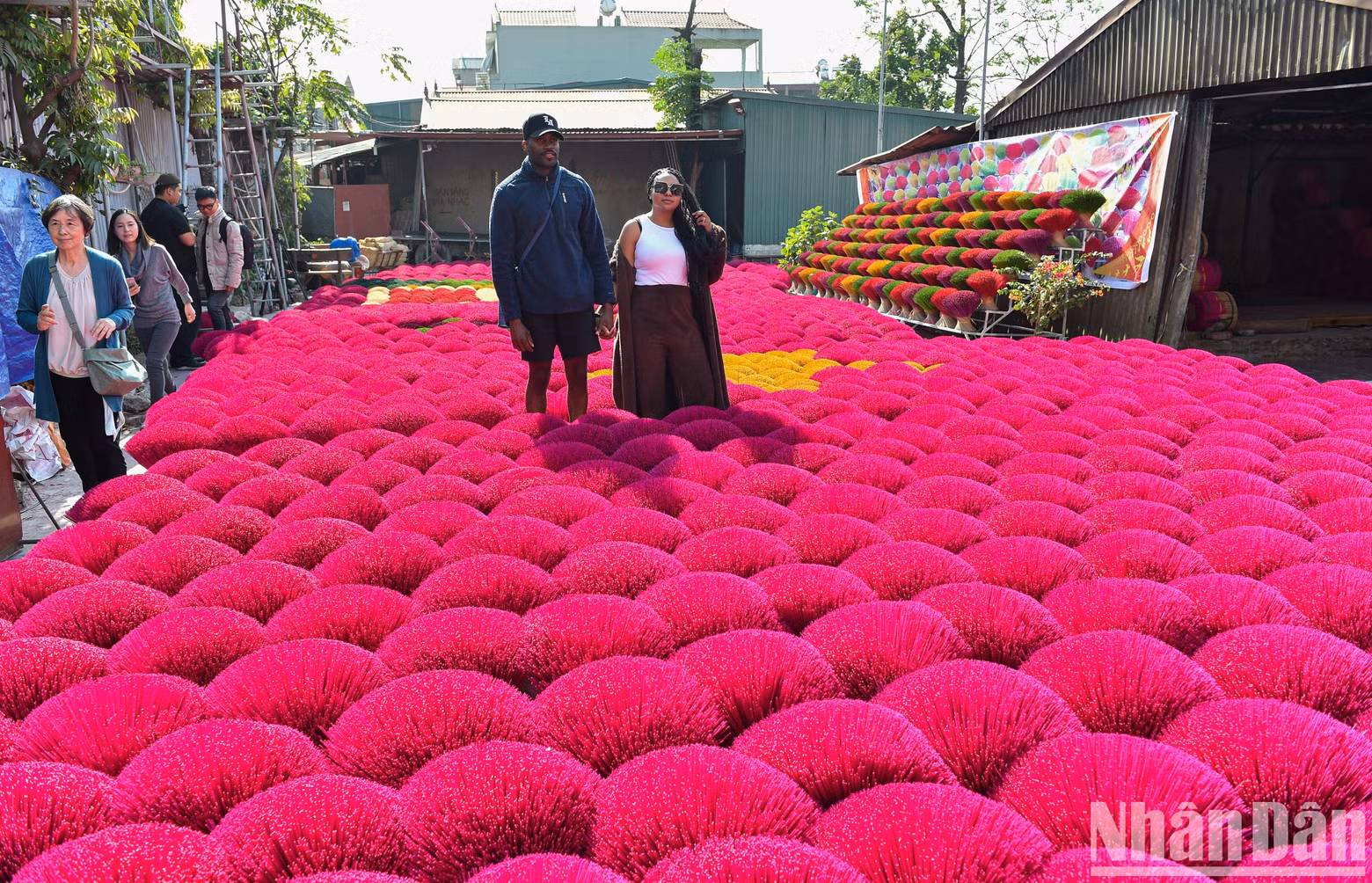 During these days, foreign visitors come to Quang Phu Cau Village to learn about this cultural and spiritual beauty of the Vietnamese people.