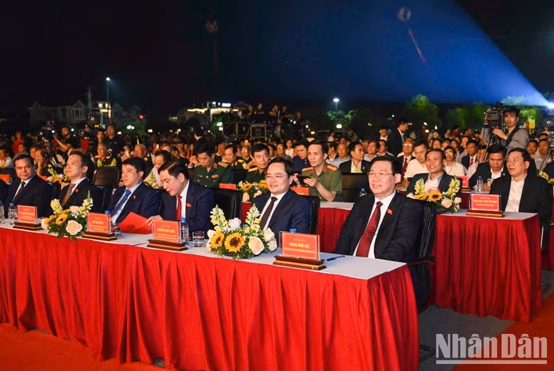 NA leader Vuong Dinh Hue, along with other delegates and leaders of Bac Ninh Province, attends the ceremony.