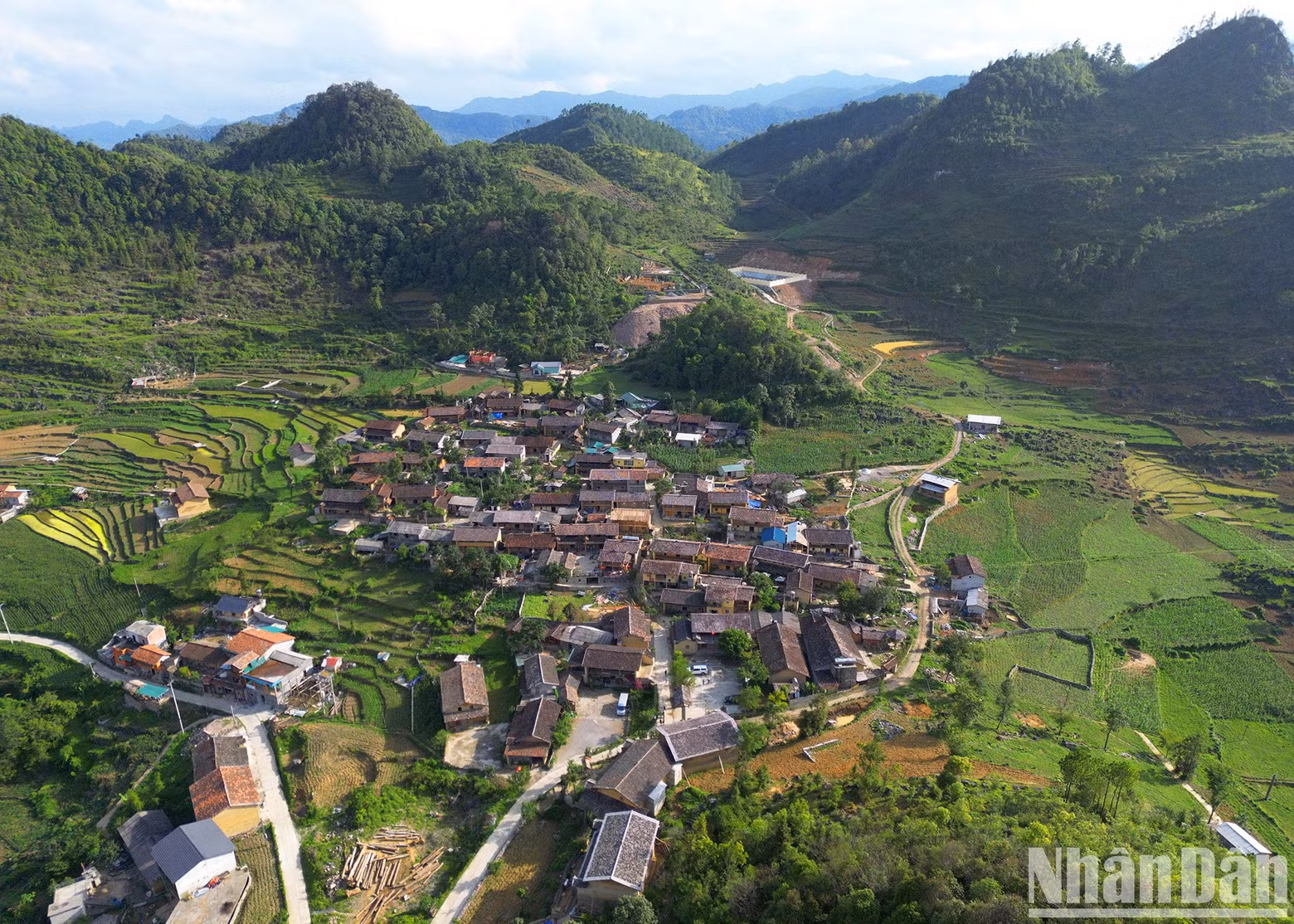 Located right at the foot of Dragon Mountain and only about 1km from Lung Cu Flagpole, Lo Lo Chai Village has been home to the H'Mong and Lo Lo ethnic groups for decades. It is worth mentioning that Lo Lo Chai Village still retains the cultural, material and spiritual values of the ethnic minorities in the rocky plateau.