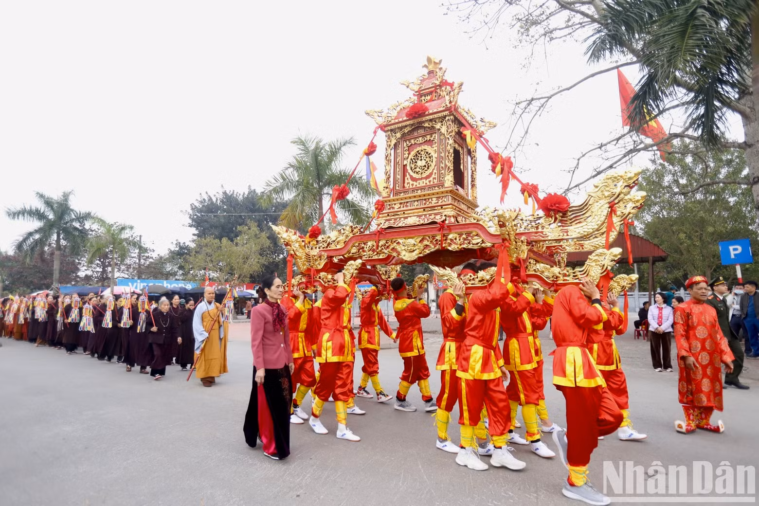 The Ngoc Lo palanquin, which is very large and carved beautifully, is carried by healthy young men.