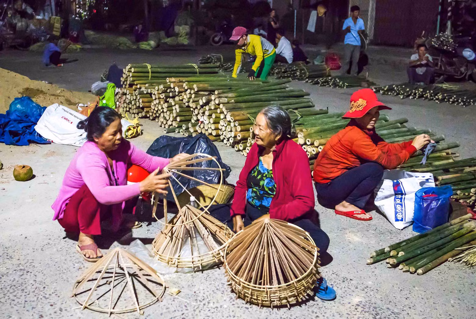 Nguyen Thi Thanh goes straight to the market with her bunches of hats. The total of 35 conical hats are the result of more than a week of her and her children working together. Having made hats for years, she mainly sells to regular customers, and never worries about poor sales. Nguyen Thi Thanh goes straight to the market with her bunches of hats. The total of 35 conical hats are the result of more than a week of her and her children working together. Having made hats for years, she mainly sells to regular customers, and never worries about poor sales.