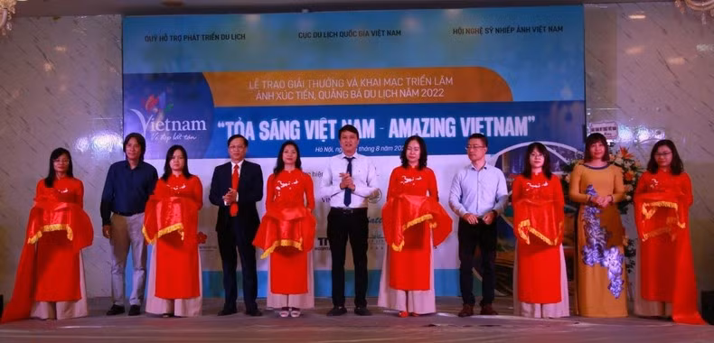 The ribbon-cutting ceremony for the opening of the exhibition.