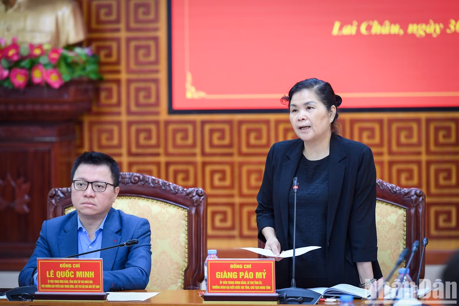 Member of the PCC Giang Pao My, who is also Secretary of the Provincial Party Committee, Chairwoman of the Provincial People’s Council and Head of the NA Deputies’ Delegation of Lai Chau Province, speaks at the working session.