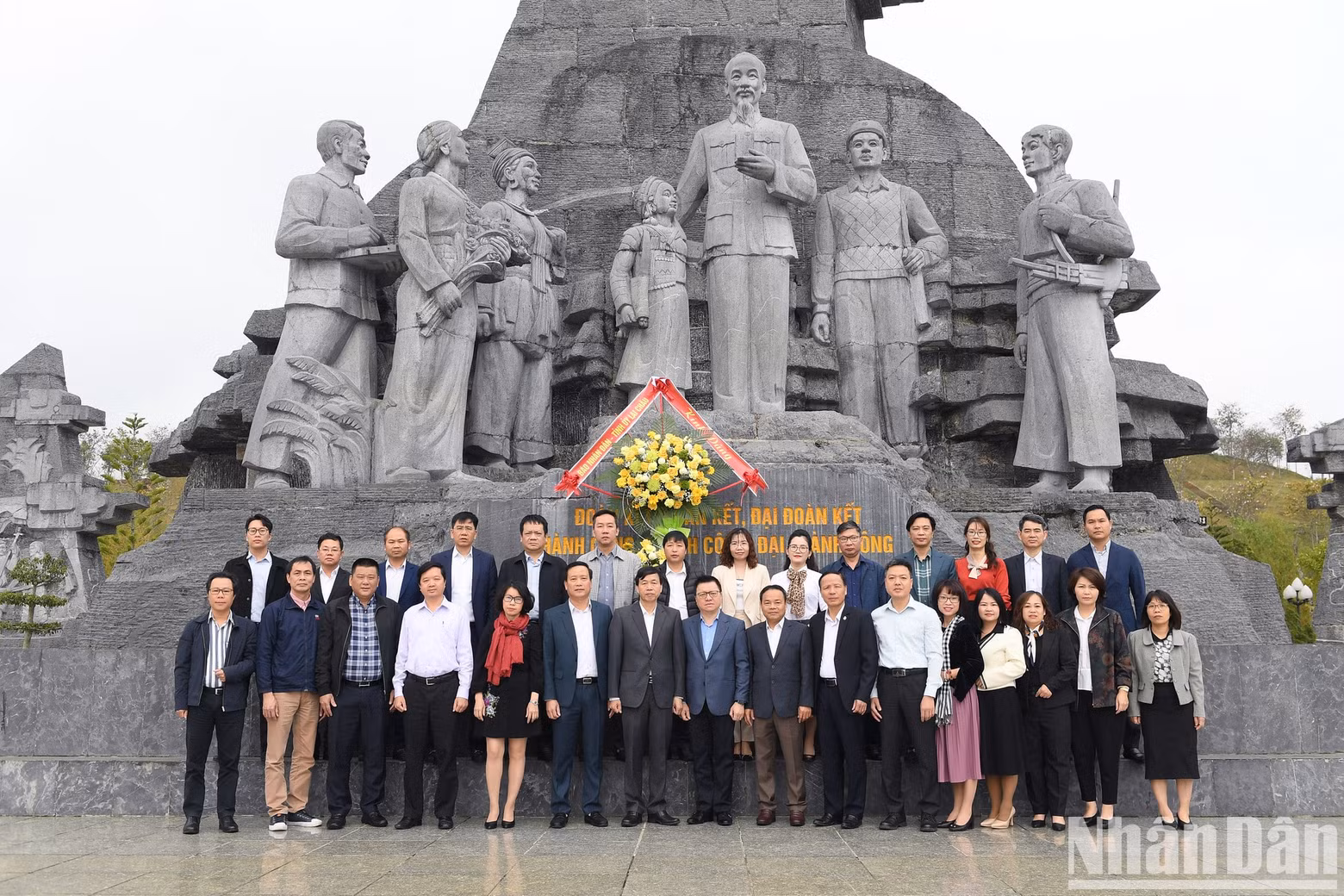 The delegates take photos at the Monument.