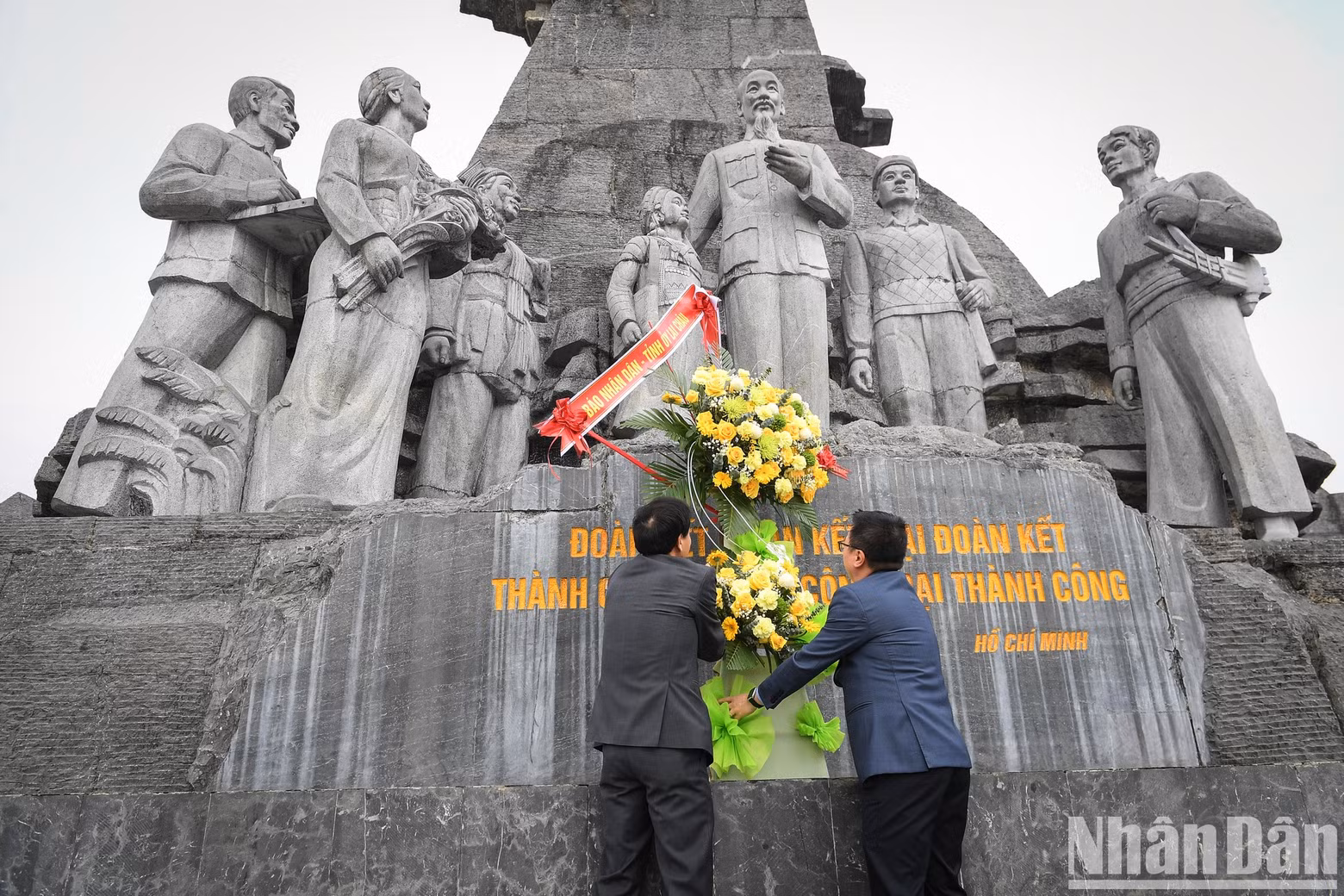 Leaders of the Lai Chau Provincial Party Committee and Nhan Dan Newspaper offer flowers at the Monument.
