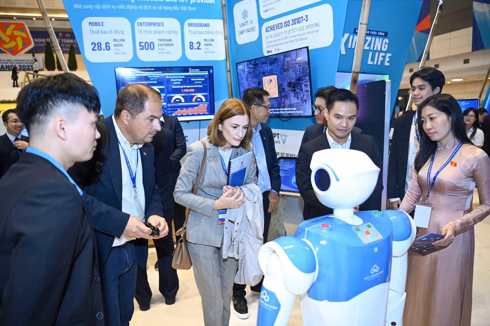Delegates from other countries visit an exhibition on renewal achievements and One Commune One Product (OCOP) programme’s products, themed “Vietnam’s Aspiration”. (Photo: DUY LINH)