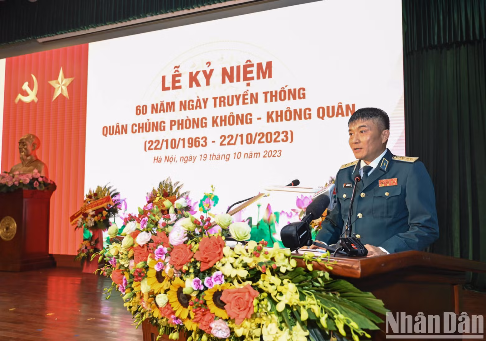 Lieutenant General Nguyen Van Hien, Commander of the ADAF, gives a speech at the celebration.