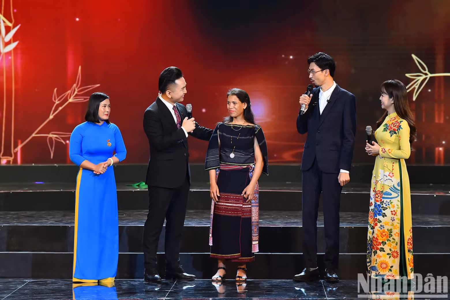 The exchange with a special student who is studying under the project “Mother’s class” — which has been implemented by the Women’s Union of Phu An Commune, Dak Po District, Gia Lai Province — and singer Den Vau.