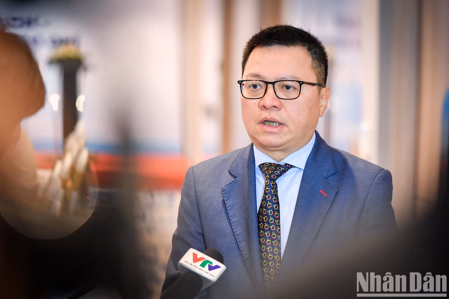 Editor-in-Chief of Nhan Dan Newspaper Le Quoc Minh responded to the press: “We need to properly understand policy communication and the difference between policy propaganda and policy communication. We need to clearly understand the role, importance and methods of the press in disseminating, spreading, and bringing promulgated policies to people from all walks of life, towards helping policies come to life. It is crucial to have great coordination between state management agencies, functional agencies and press agencies, in implementing policy communication, as well as make economic and technological solutions in improving the effectiveness of policy communication at press agencies”.