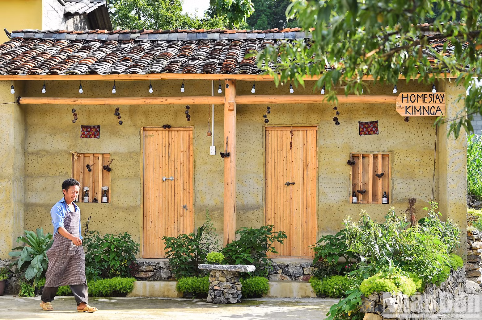 Walking around the Lo Lo Chai Village, visitors will have the opportunity to admire the typical architecture commonly found in many houses in Ha Giang rocky plateau. Some houses have been remodeled to serve as accommodation for visitors.