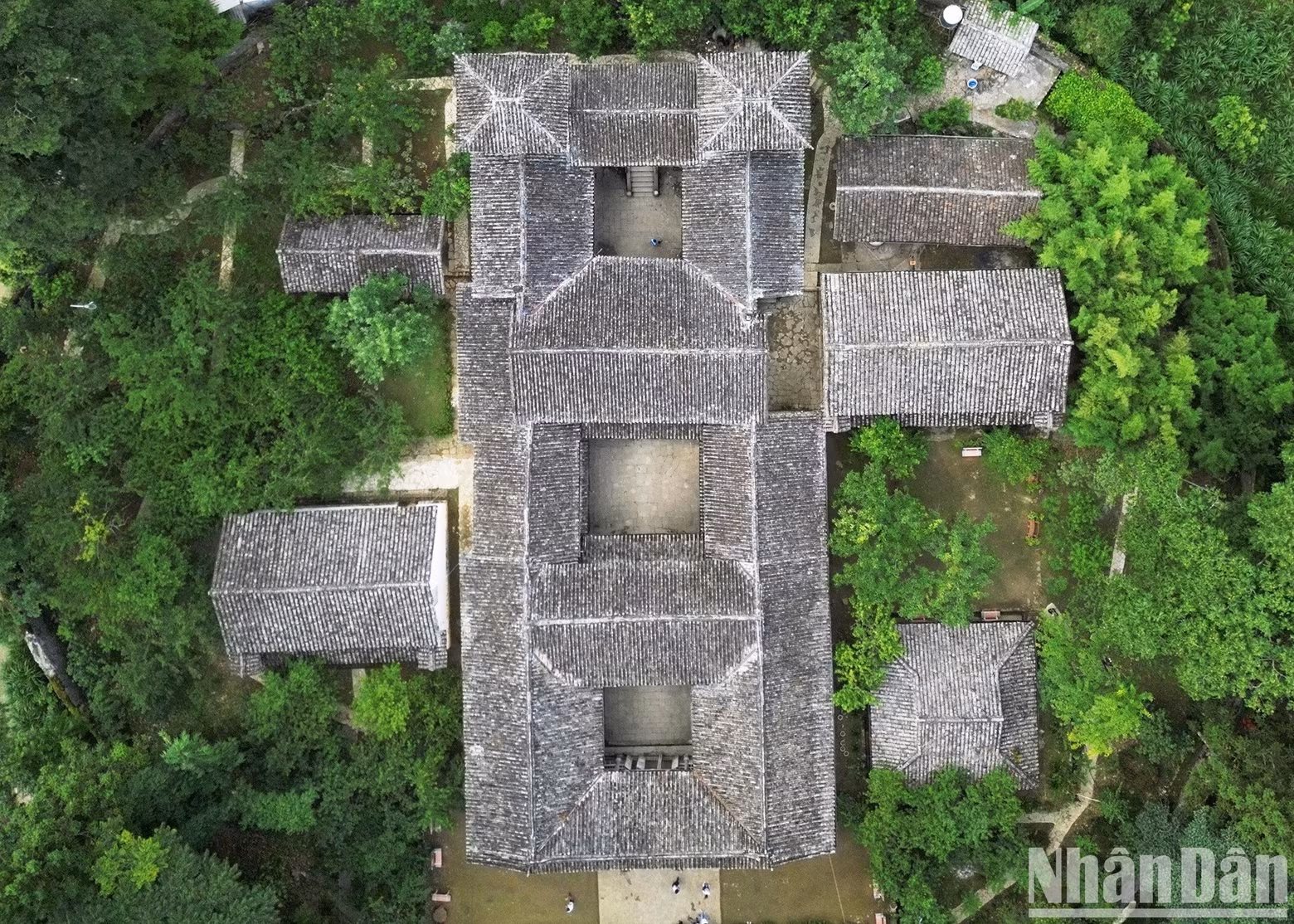 Vuong family’s mansion, located in Sa Phin Valley, Lung Phin Commune, Dong Van District, is about 125km from Ha Giang City’s centre and only 15km from Dong Van rock plateau. Viewed from above, the mansion consists of four horizontal houses and six vertical houses that are divided into three areas of front palace, middle palace and rear palace.