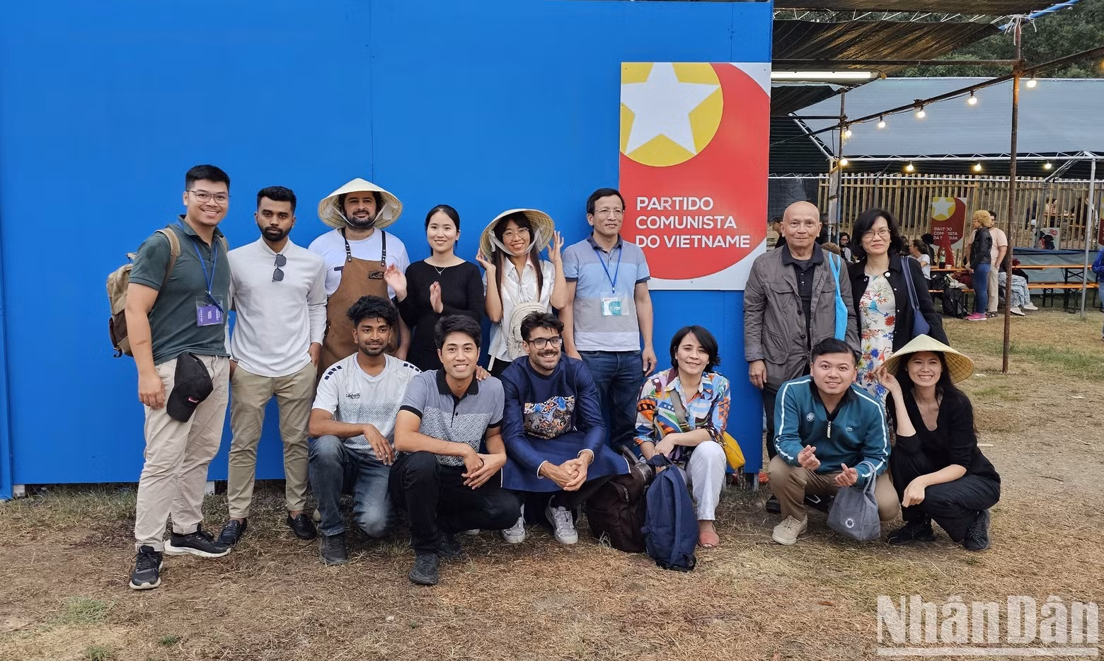 Portuguese and overseas Vietnamese volunteers help Nhan Dan Newspaper arrange the booth.
