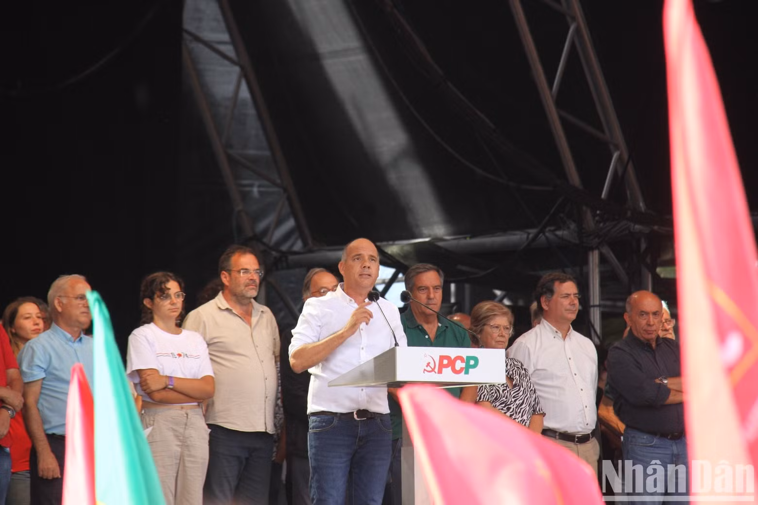 Speaking at a meeting to honour forces, the General Secretary of the PCP reaffirmed the PCP’s platform “Advanced democracy - Values of April in the future of Portugal”.