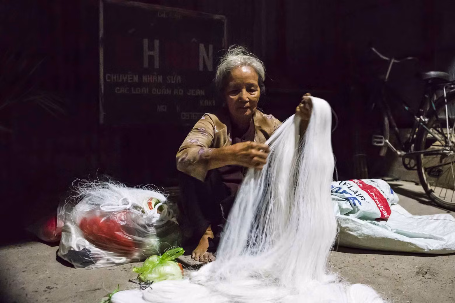 At the age of 62, Pham Thi Canh (Cat Trinh Commune, Phu Canh District) has had 40 years of selling goods at this market. Her house is nearly ten kilometres from the market, so from late at night Mrs. Canh got up to prepare to carry the goods to the market. At the age of 62, Pham Thi Canh (Cat Trinh Commune, Phu Canh District) has had 40 years of selling goods at this market. Her house is nearly ten kilometres from the market, so from late at night Mrs. Canh got up to prepare to carry the goods to the market.