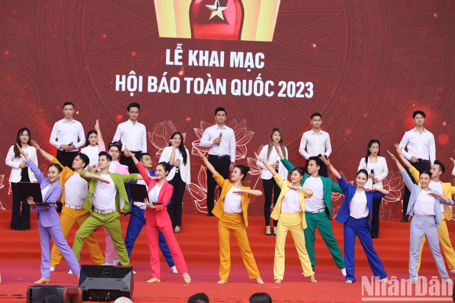 An art performance celebrates the 2023 National Press Festival.