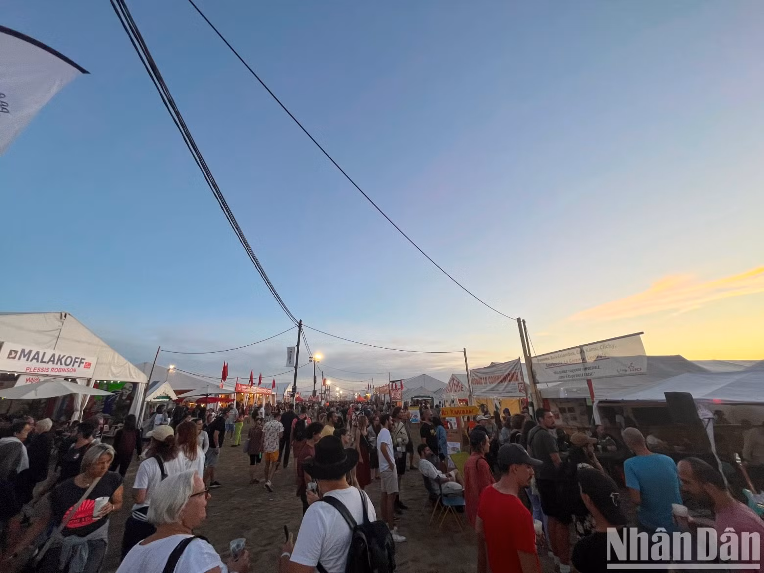 L’Humanité Newspaper Festival is an annual political and cultural event that attracts the participation of thousands of visitors from all over France and many countries around the world every day.