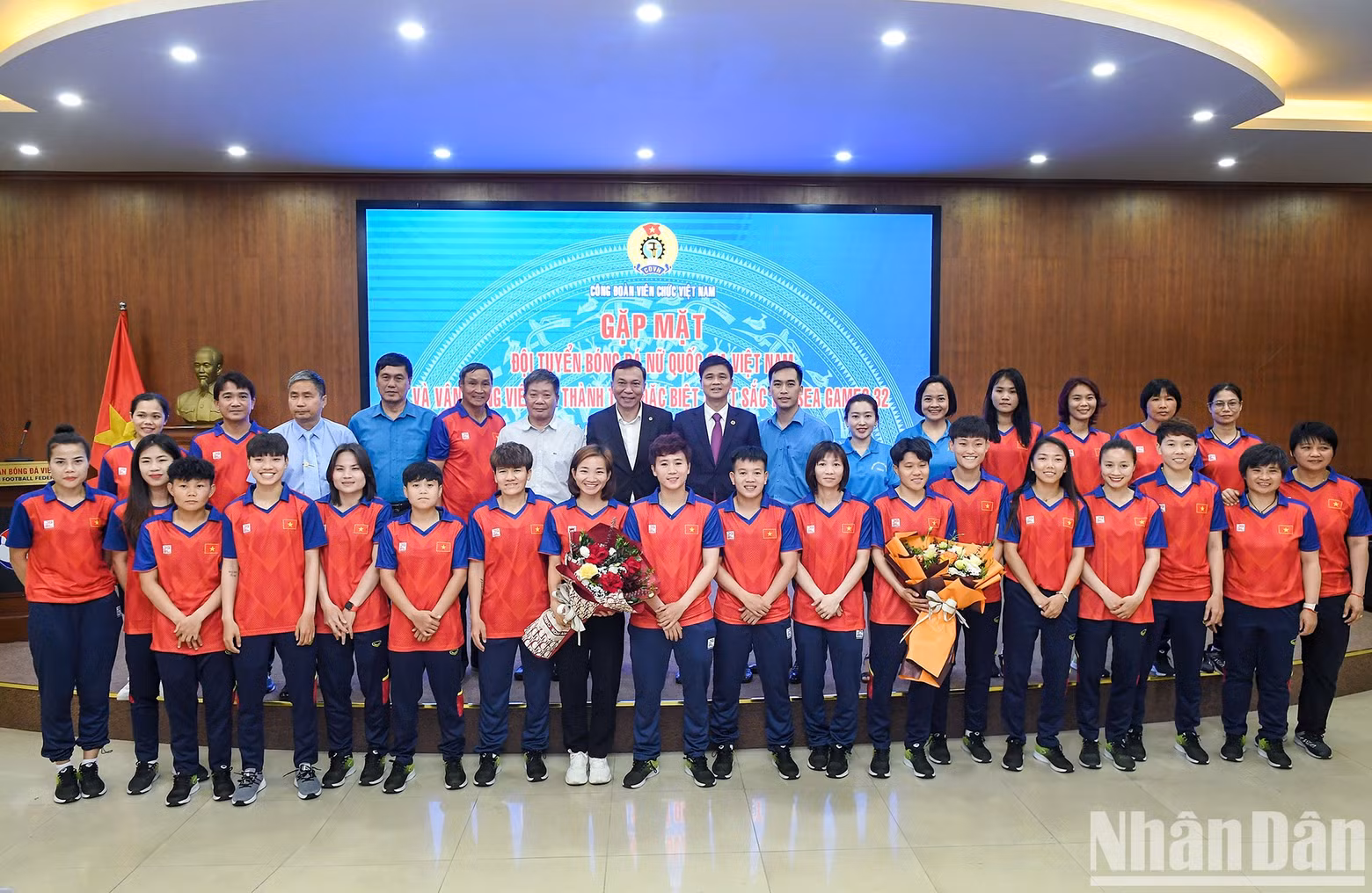 The delegates, Vietnamese women’s football team and athlete Nguyen Thi Oanh pose for a photo.