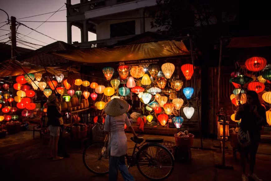 When the sun makes way for the light of lanterns, Hoi An is shimmering and enchanting. (Photo: Vietnamtravel)