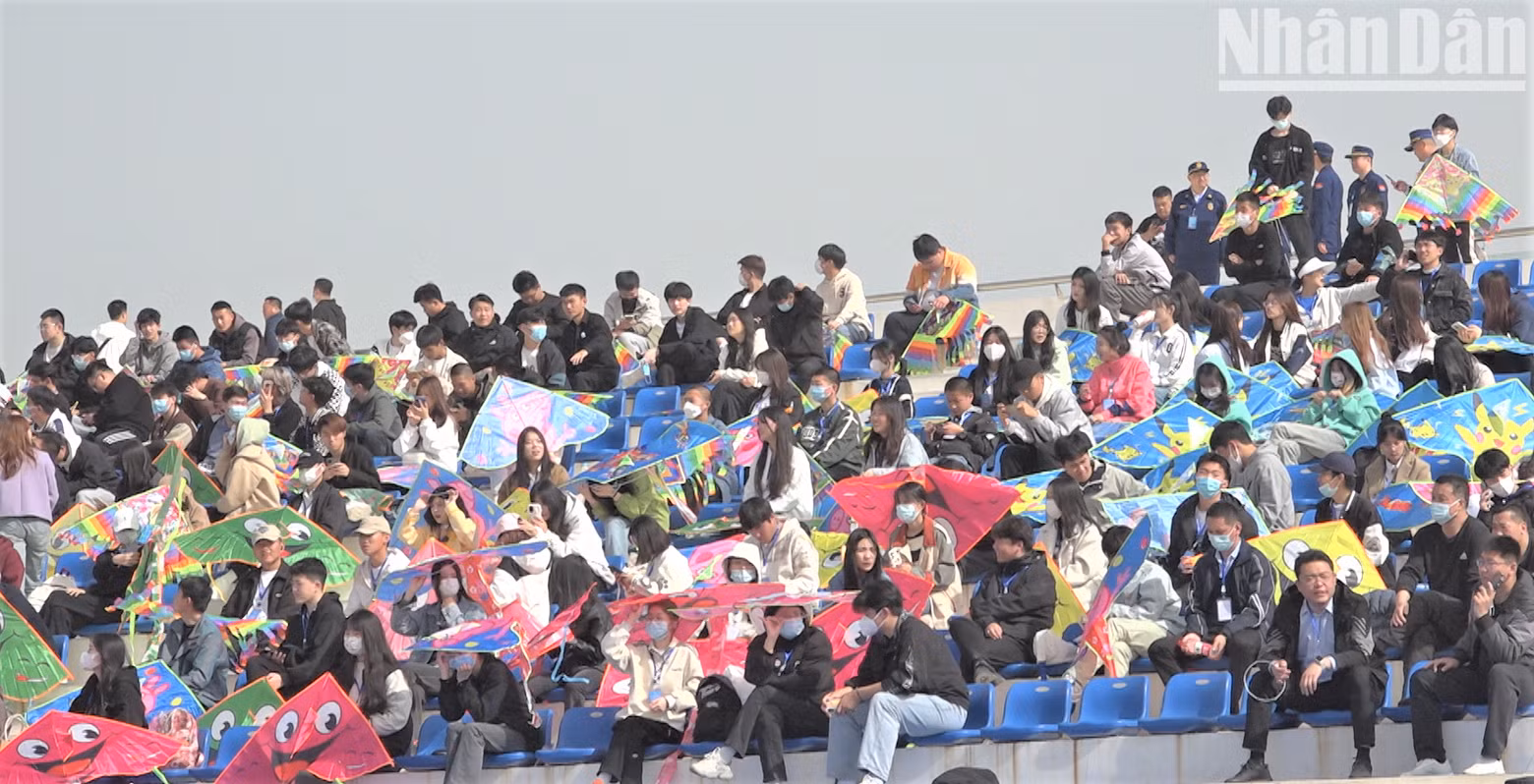 Viewers also prepare themselves kites. (Photo: HO QUAN)