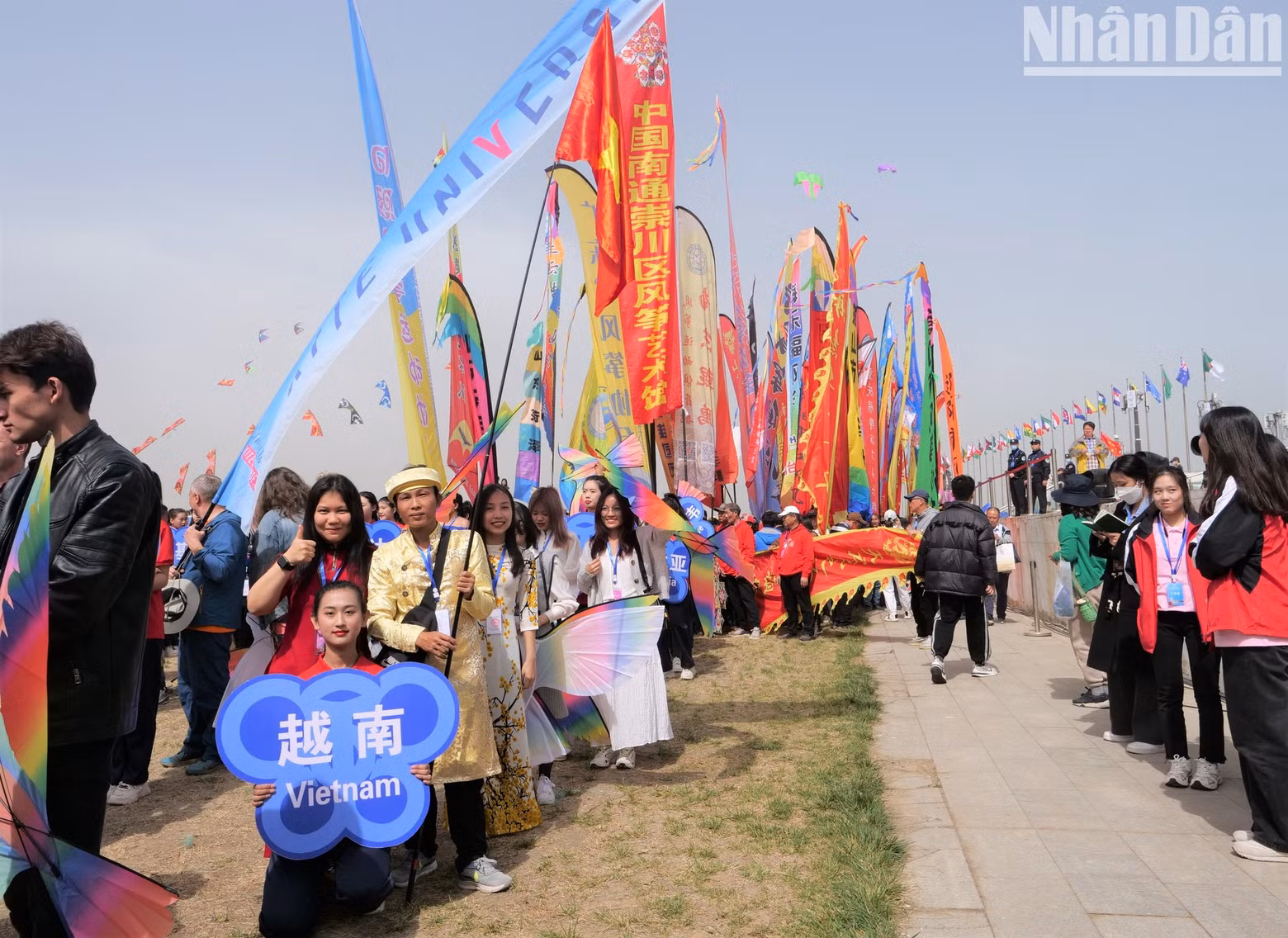 Nguyen Phu Quoc from Da Nang Kite Club and Vietnamese students attend the festival. (Photo: HUU HUNG)