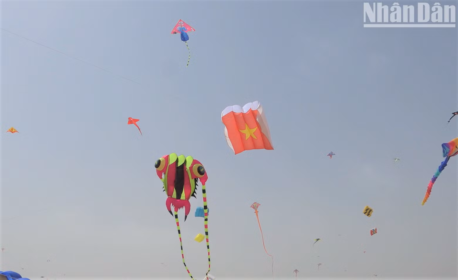 The kite with the image of a yellow star on the background of a red flag. (Photo: HO QUAN)