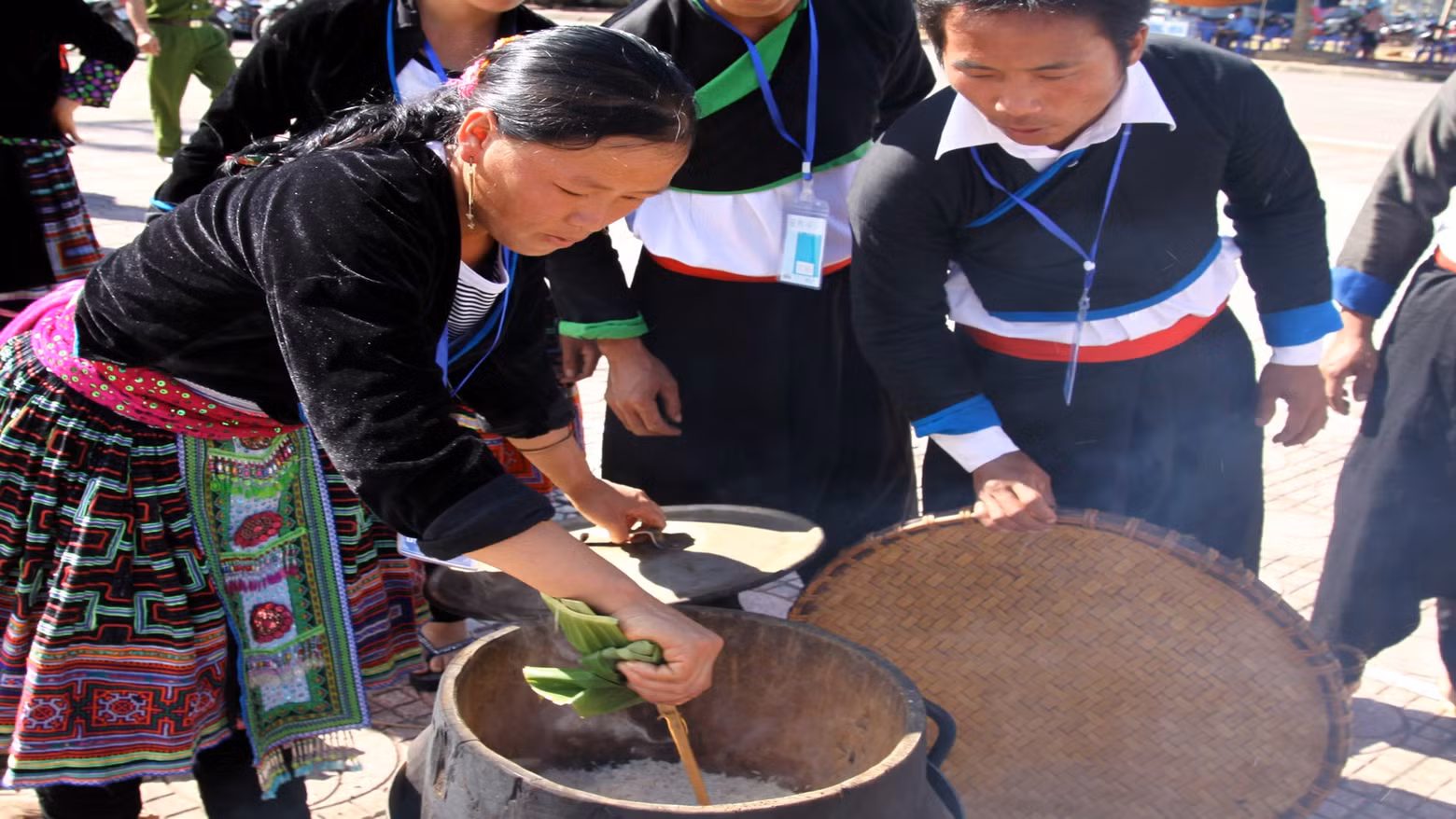 They have to constantly check the doneness of the sticky rice, which partly determines the deliciousness and elasticity of the cake.